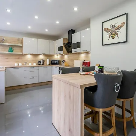 1a Sycamore Place Apartment